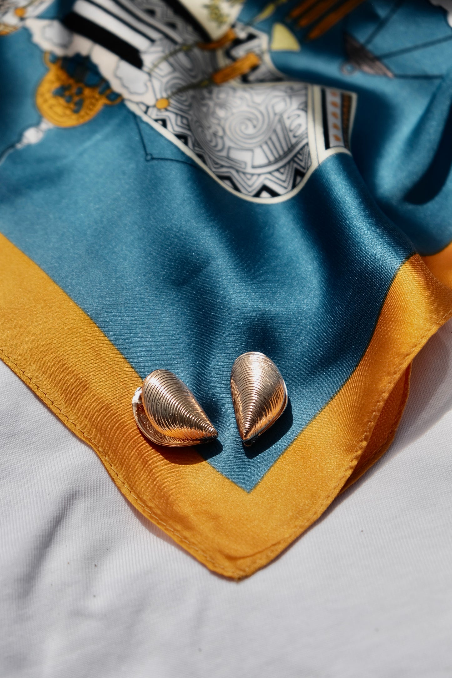 EDITION SHELL EARRING